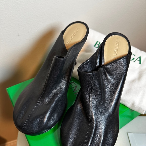 Bottega Veneta dot heel in black, super soft stretchy leather - Picture 6 of 8